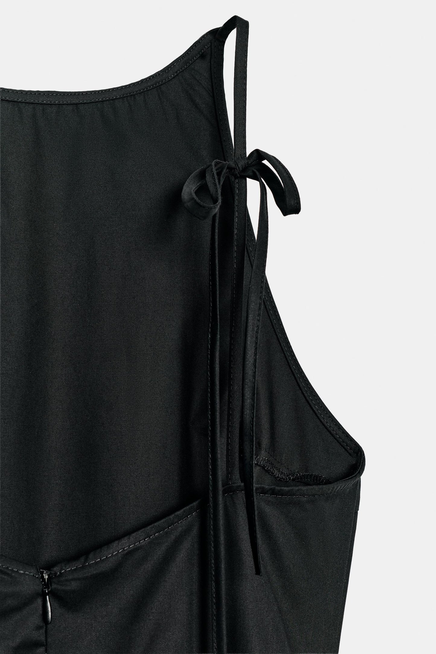 #121315, Noir